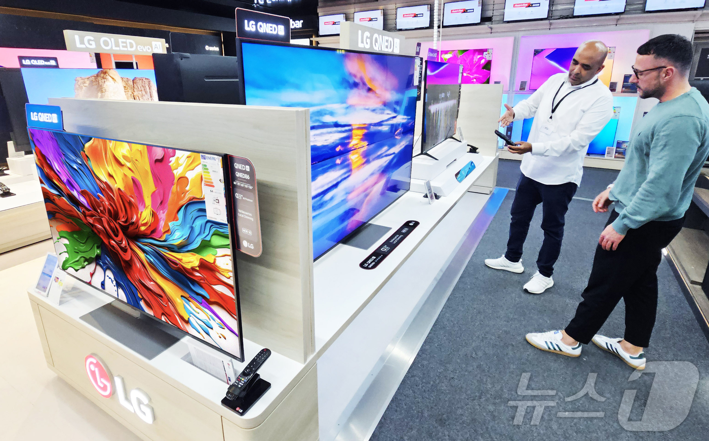 (서울=뉴스1) 김진환 기자 = LG전자가 2025년형 LG QNED(Qualified Nano Enhanced Display) TV를 본격 출시하며 프리미엄 TV 시장에서 리더십 …