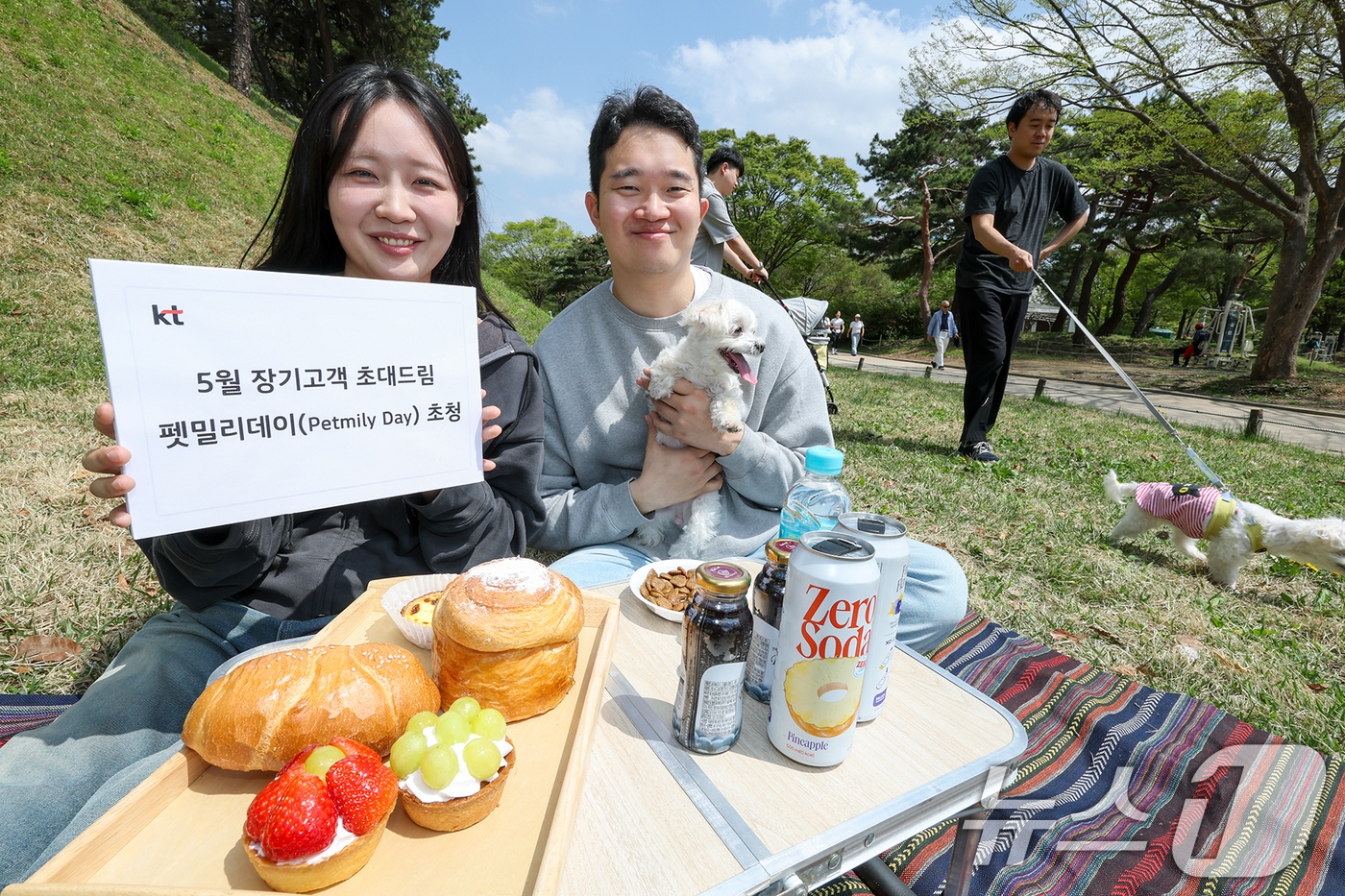 (서울=뉴스1) = KT는 5월 가정의 달을 맞아 장기고객 초청 프로그램 ‘초대드림’의 아홉 번째 행사로 ‘펫밀리데이(Petmily Day)’를 진행한다고 28일 밝혔다.모델들이 …