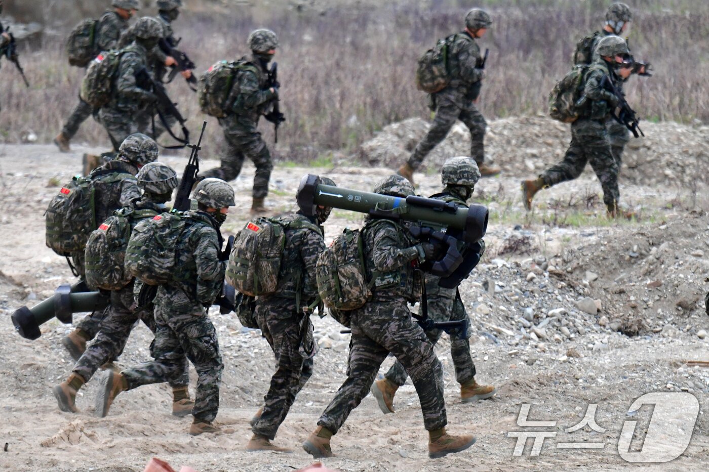 본문 이미지 - 28일 오전 경북 포항시 송라면 독석리 해안에서 실시된 2025 전반기 합동상륙훈련에서 해병대1사단 대원들이 훈련을 하고 있다.2025.4.28/뉴스1 ⓒ News1 최창호 기자