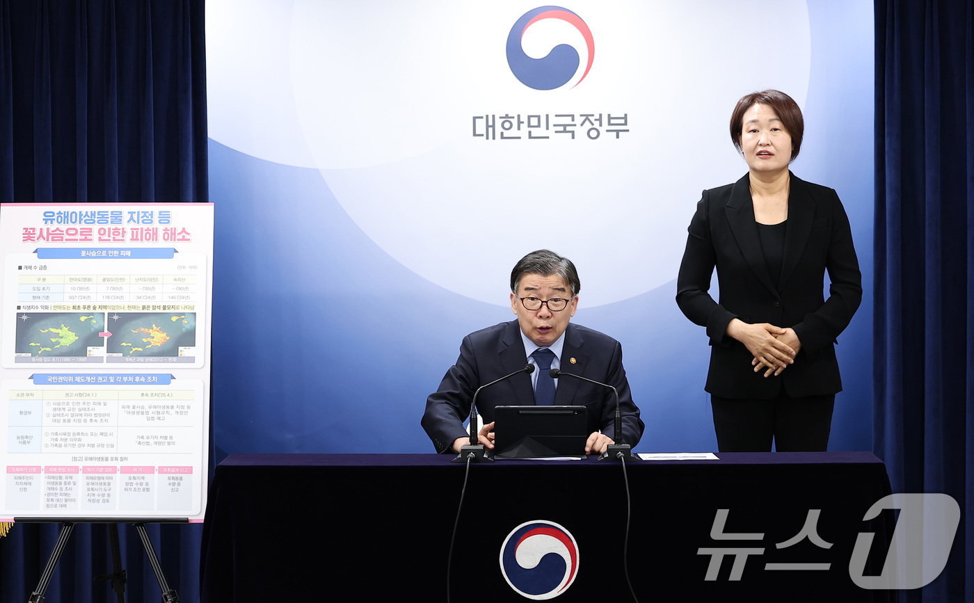 (서울=뉴스1) 김성진 기자 = 유철환 국민권익위원장이 28일 서울 종로구 정부서울청사에서 권익위원회 주요 제도 개선 결과를 발표하고 있다.국민권익위원회는 이날 브리핑을 통해 전남 …