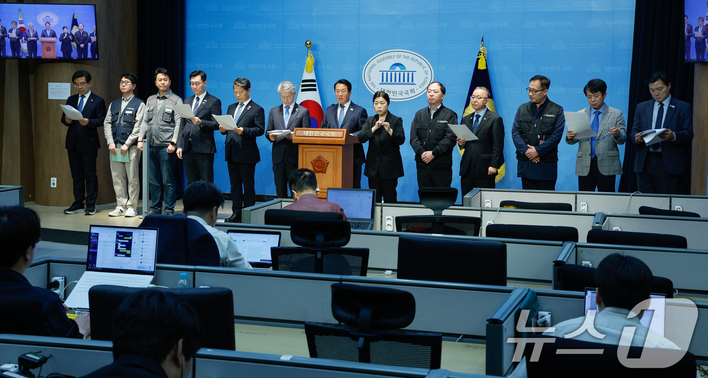 (서울=뉴스1) 안은나 기자 = 문금주 더불어민주당 내란은폐 및 알박기 인사 저지 특별위원회 위원과 한국마사회 노동조합원들이 28일 서울 여의도 국회 소통관에서 한덕수 대통령 권한 …