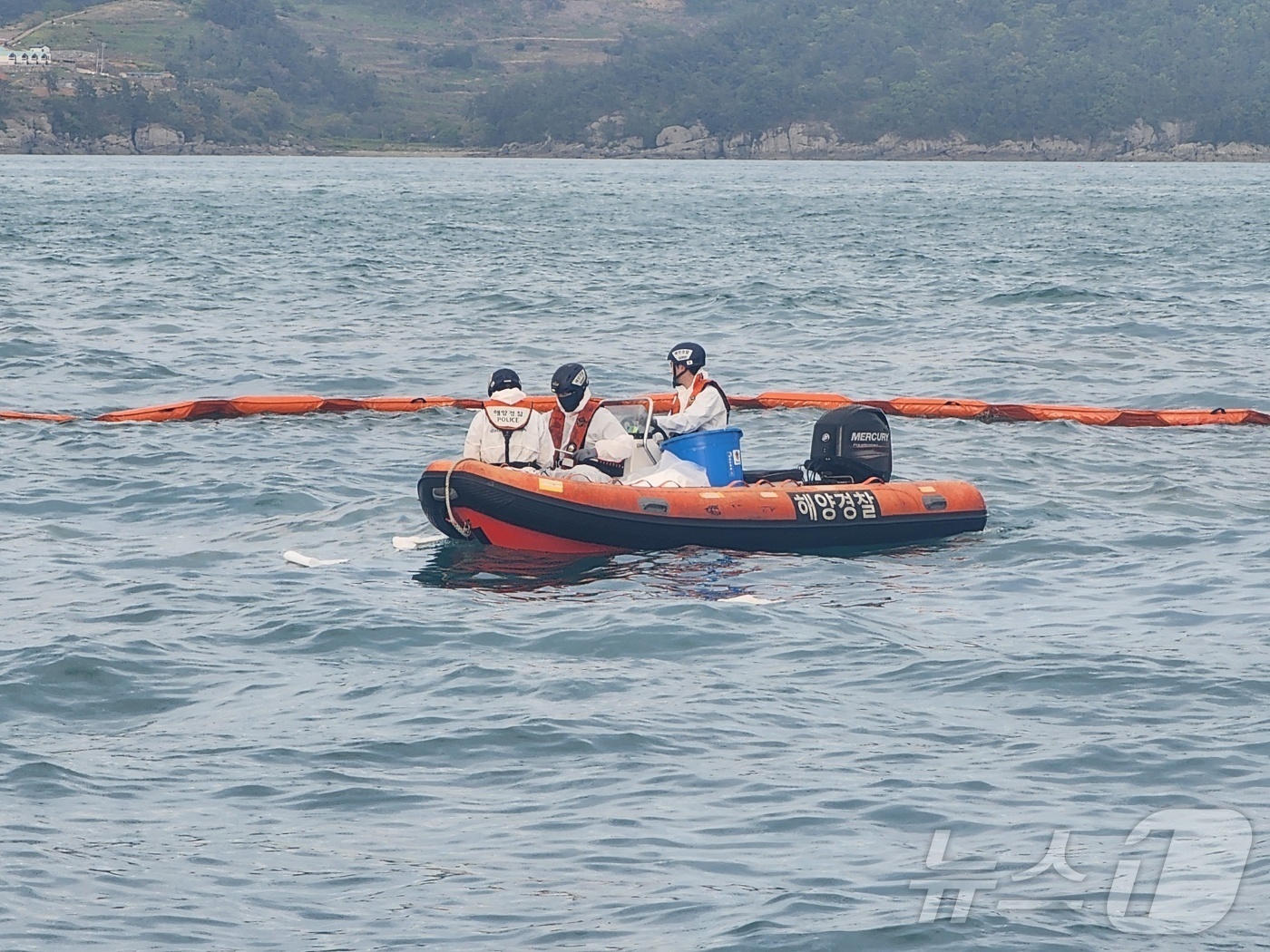 (여수=뉴스1) 김동수 기자 = 지난 27일 오후 3시 40분쯤 전남 여수 해상에 있던 화물선에서 기름이 유출돼 해경이 긴급방제 작업을 벌이고 있다.(여수해경 제공. 재판매 및 D …