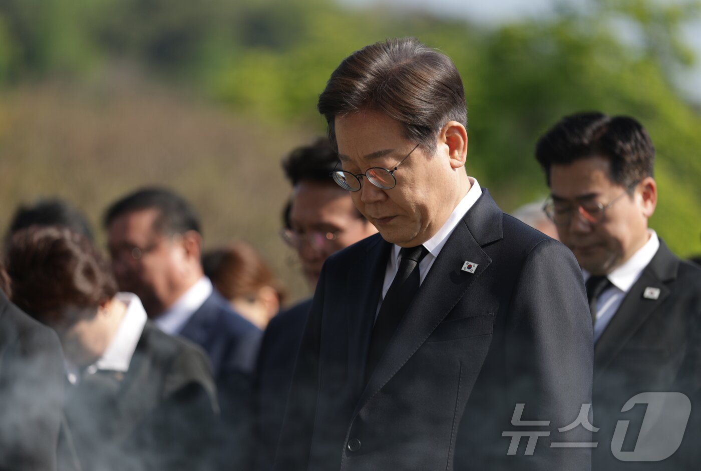 본문 이미지 - 이재명 더불어민주당 대선후보를 비롯한 의원들이 28일 오전 서울 동작구 국립서울현충원을 참배하고 있다. &#40;공동취재&#41; 2025.4.28/뉴스1 ⓒ News1 이재명 기자