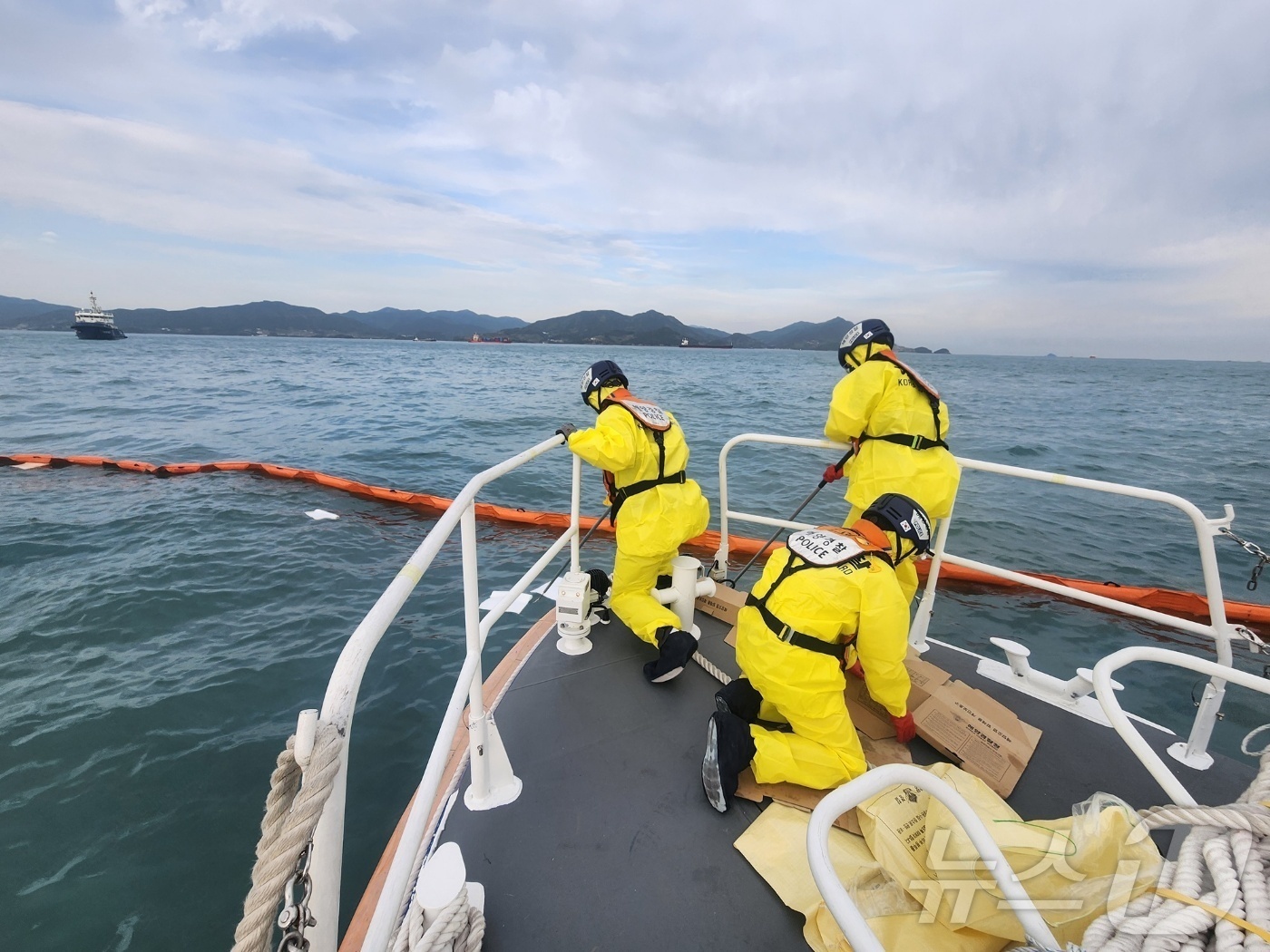 (여수=뉴스1) 김동수 기자 = 지난 27일 오후 3시 40분쯤 전남 여수 해상에 있던 화물선에서 기름이 유출돼 해경이 긴급방제 작업을 벌이고 있다.(여수해경 제공. 재판매 및 D …