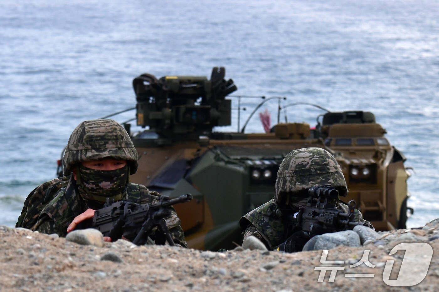 본문 이미지 - 28일 오전 경북 포항시 송라면 독석리 해안에서 실시된 2025 전반기 합동상륙훈련에서 한국형상륙돌격장갑차&#40;KAAV&#41;로 해안에 상륙한 해병대1사단 대원들이 두보를 확보하고 있다. 2025.4.28/뉴스1 ⓒ News1 최창호 기자