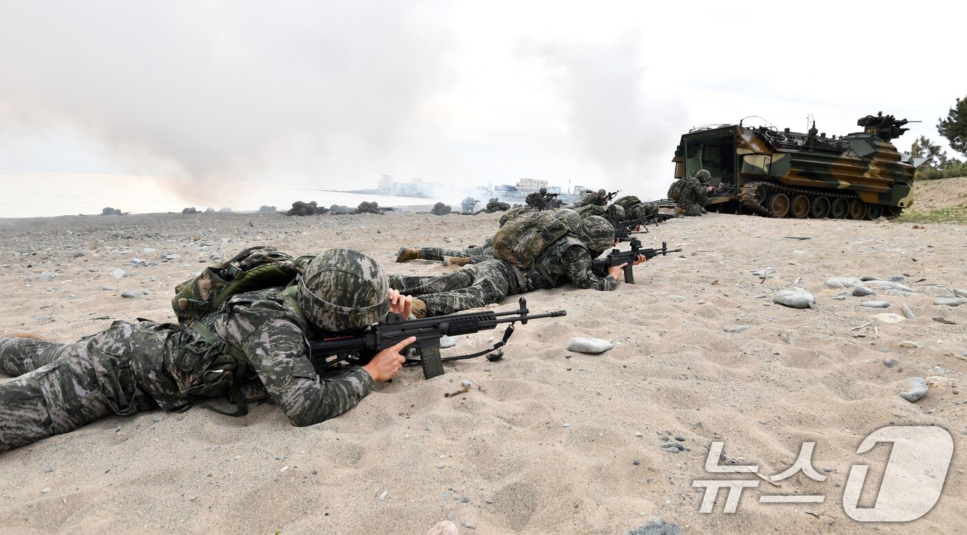 본문 이미지 - 28일 오전 경북 포항시 송라면 독석리 해안에서 실시된 2025 전반기 합동상륙훈련에서 한국형상륙돌격장갑차&#40;KAAV&#41;로 해안에 상륙한 해병대1사단 대원들이 두보를 확보하고 있다. 2025.4.28/뉴스1 ⓒ News1 최창호 기자