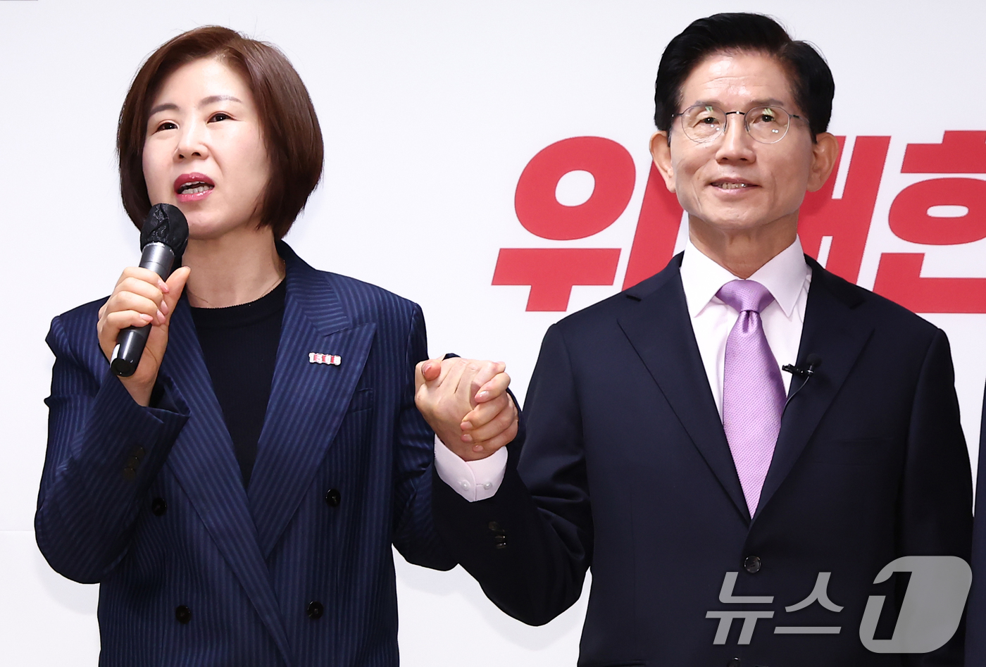 (서울=뉴스1) 김민지 기자 = 김문수 국민의힘 대선 경선 후보 지지 선언을 한 김미애 의원이 28일 오전 서울 여의도 선거사무소에서 지지 발언을 하고 있다.왼쪽부터 장동혁 의원, …