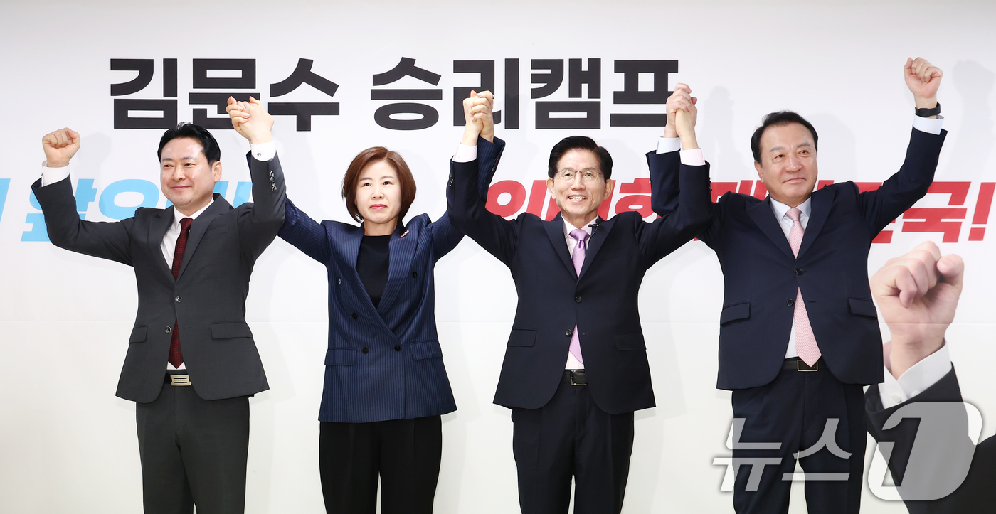 (서울=뉴스1) 김민지 기자 = 김문수 국민의힘 대선 경선 후보가 28일 오전 서울 여의도 선거사무소에서 지지 선언을 한 김미애 의원과 기념촬영을 하고 있다.왼쪽부터 장동혁, 김미 …