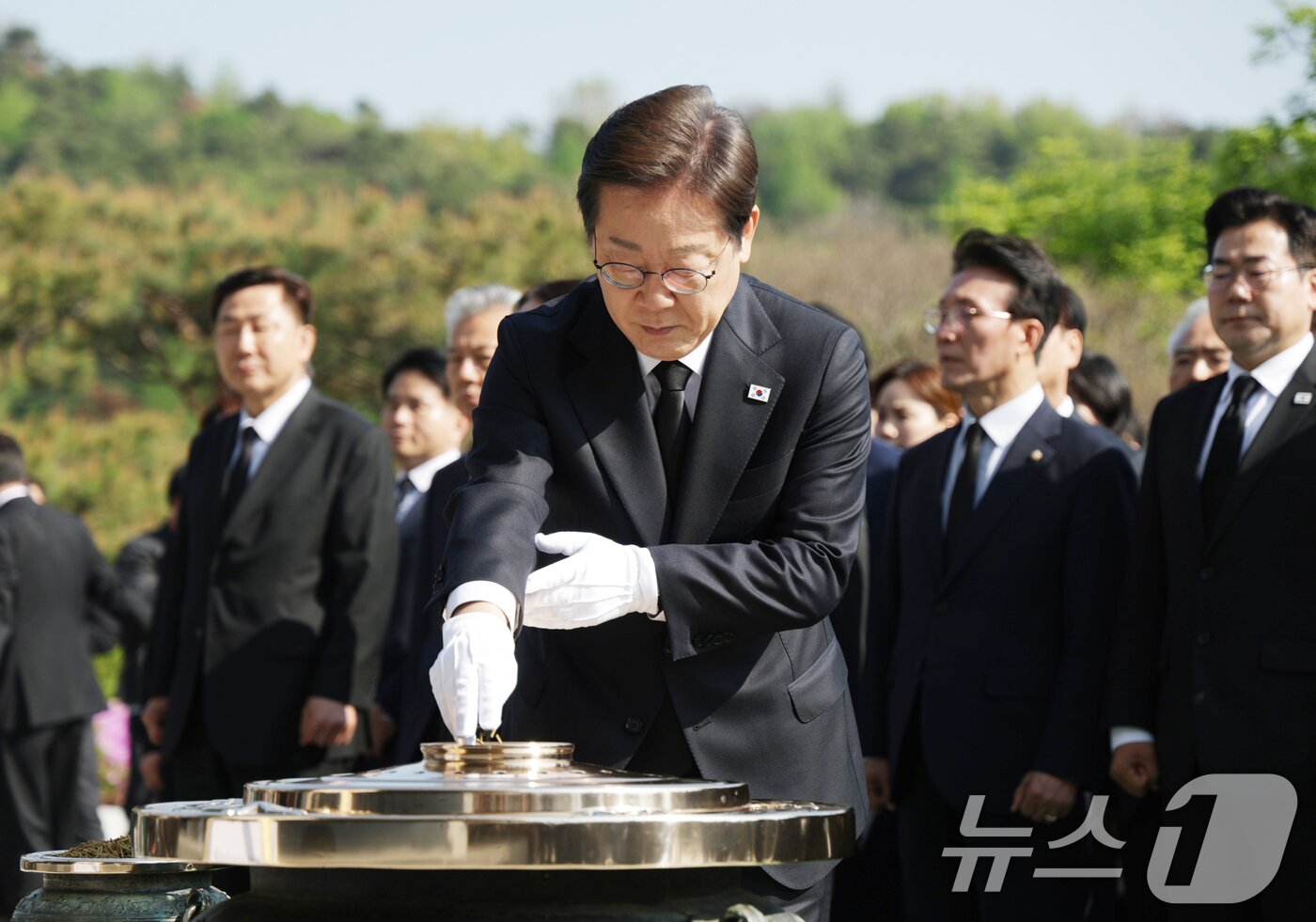 본문 이미지 - 더불어민주당 이재명 대선 후보가 28일 오전 서울 동작구 국립서울현충원 현충탑에서 당 지도부와 함께 참배하고 있다.&#40;공동취재&#41; 2025.4.28/뉴스1 ⓒ News1 이재명기자