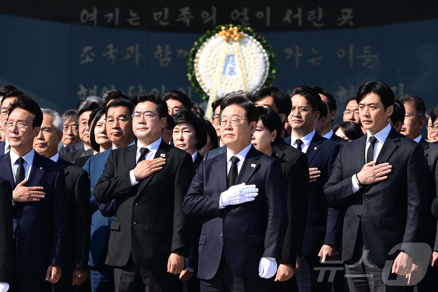 본문 이미지 - 이재명 더불어민주당 대통령선거 후보가 28일 오전 서울 동작구 국립서울현충원에서 현충탑 참배를 마친 국기에 경례하고 있다. &#40;공동취재&#41; 2025.4.28/뉴스1 ⓒ News1 이재명 기자