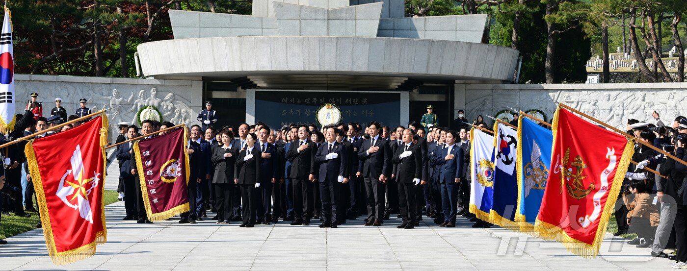 본문 이미지 - 이재명 더불어민주당 대통령선거 후보가 28일 오전 서울 동작구 국립서울현충원에서 현충탑 참배를 마친 후 국기에 경례하고 있다. 2025.4.28/뉴스1 ⓒ News1 이재명 기자