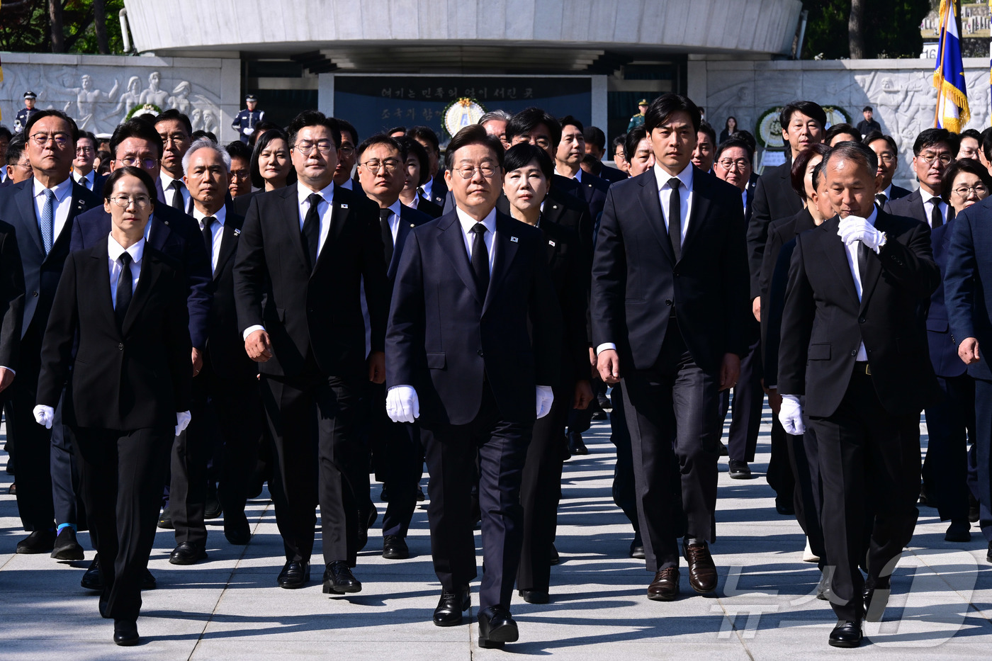 (서울=뉴스1) 이재명 기자 = 이재명 더불어민주당 대선 후보가 28일 오전 서울 동작구 국립서울현충원에서 현충탑을 참배한 후 대통령 묘소로 향하고 있다. (공동취재) 2025.4 …