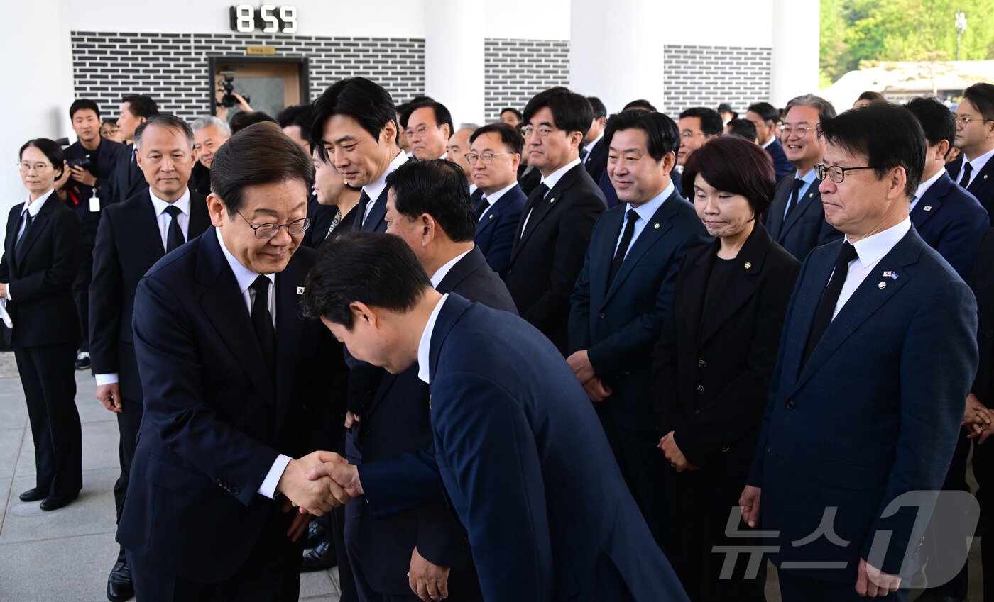 본문 이미지 - 이재명 더불어민주당 대통령선거 후보가 28일 오전 서울 동작구 국립서울현충원에서 현충탑 참배에 앞서 동료 의원들과 악수하고 있다. &#40;공동취재&#41; 2025.4.28/뉴스1 ⓒ News1 이재명 기자