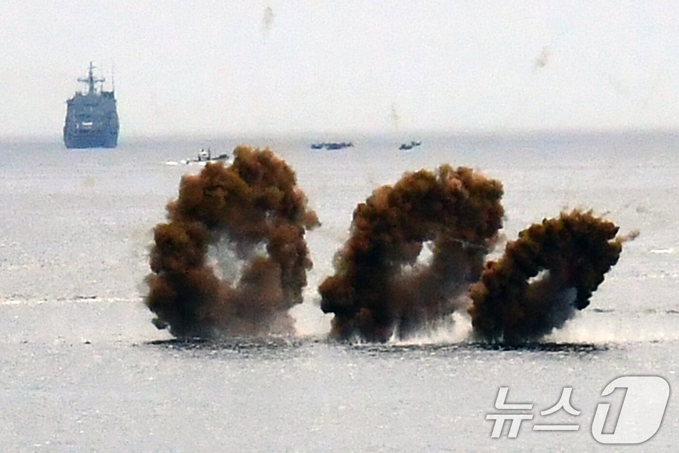 본문 이미지 - 28일 오전 경북 포항시 송라면 독석리 해안에서 실시된 2025 전반기 합동상륙훈련에서 한국형상륙돌격장갑차&#40;KAAV&#41;가 연막탄을 터뜨리며 해안으로 돌격하고 있다. 2025.4.28/뉴스1 ⓒ News1 최창호 기자