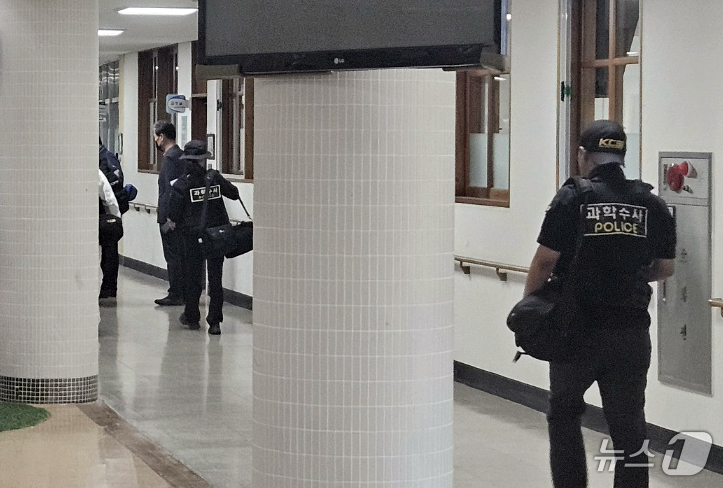 (청주=뉴스1) 이재규 기자 = 28일 오전 8시 36분쯤 충북 청주시 흥덕구 오송읍의 한 고등학교에서 한 학생이 흉기를 휘두른 사건과 관련해 경찰 등이 현장 감식을 벌이고 있다. …