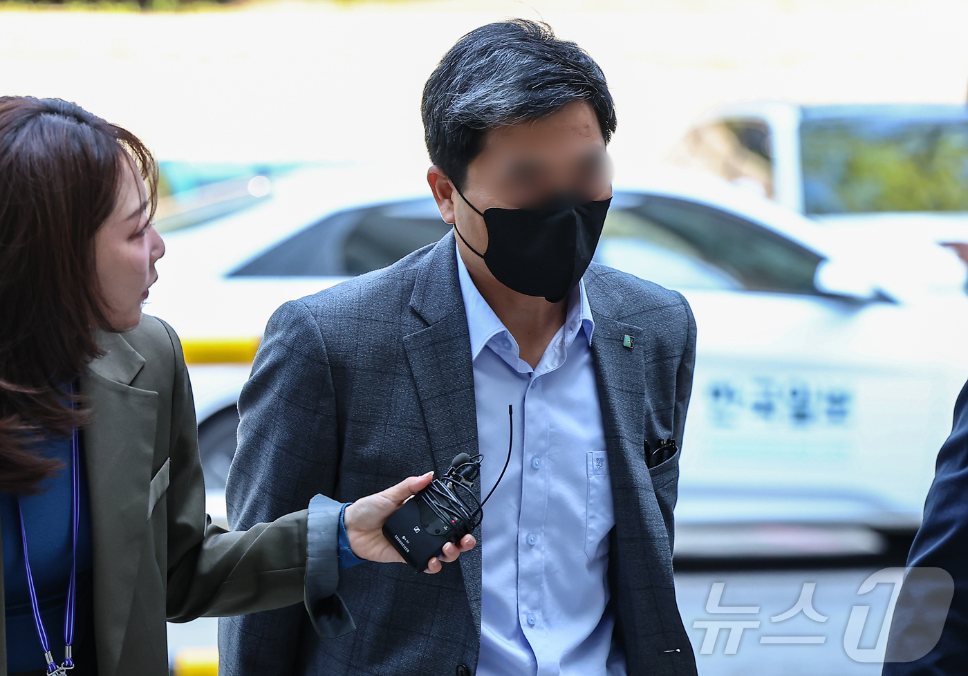 (서울=뉴스1) 김도우 기자 = 800억 원대 부당대출 의혹을 받는 IBK기업은행 직원이 28일 서울 중앙지방법원에서 열린 구속 전 피의자 심문(영장실질심사)에 출석하고 있다. 2 …