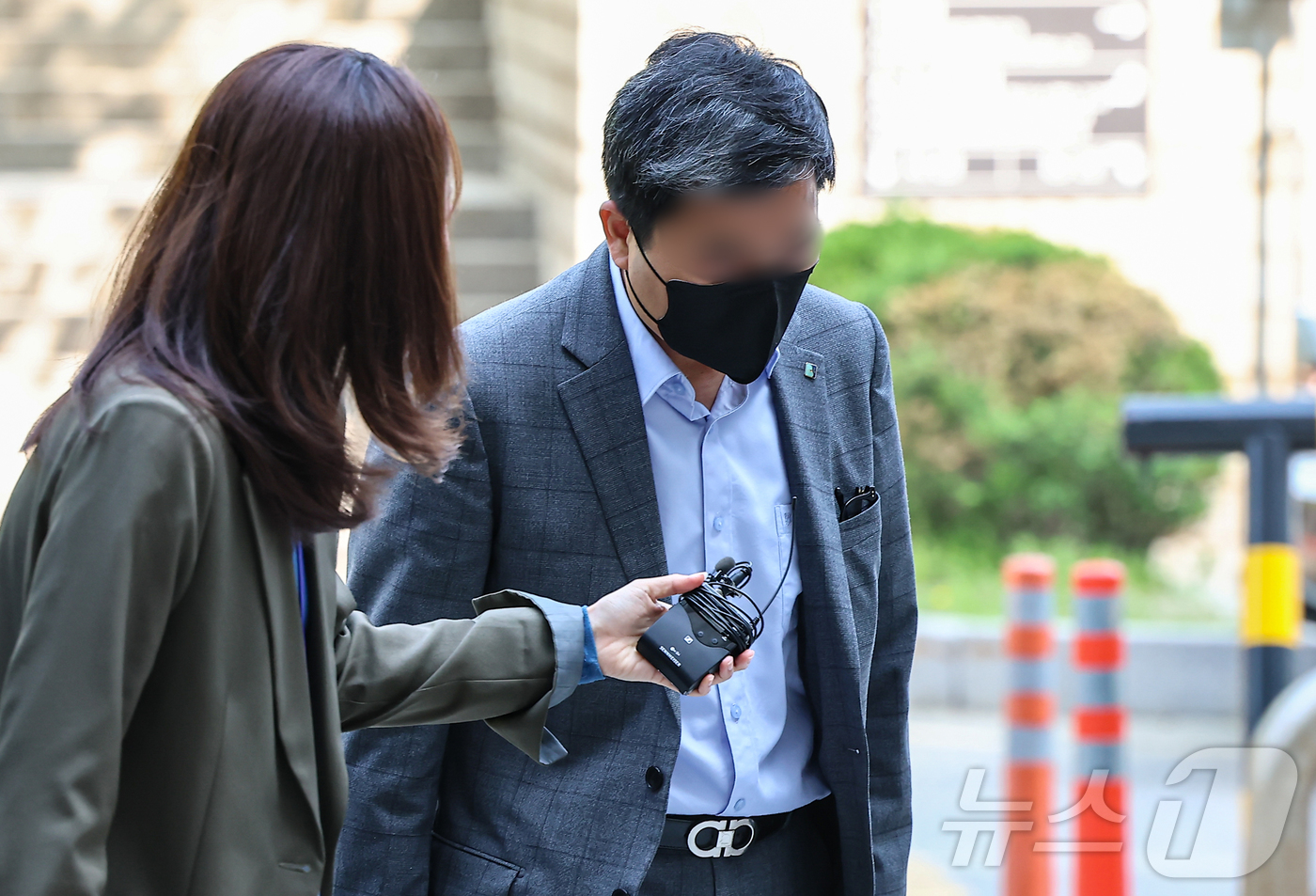 (서울=뉴스1) 김도우 기자 = 800억 원대 부당대출 의혹을 받는 IBK기업은행 직원이 28일 서울 중앙지방법원에서 열린 구속 전 피의자 심문(영장실질심사)에 출석하고 있다. 2 …