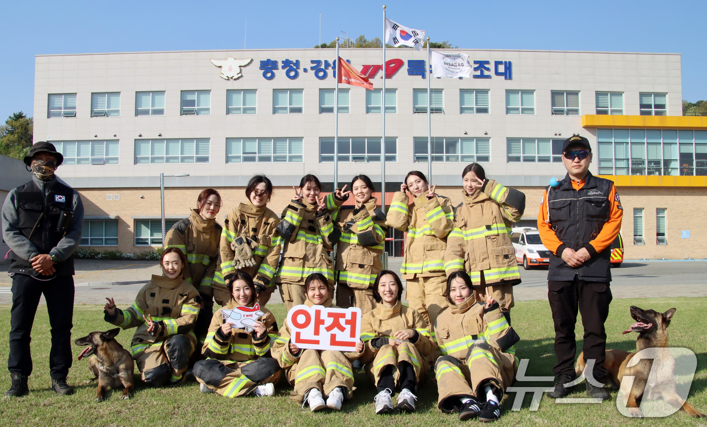 (서울=뉴스1) = 티웨이항공과 소방청은 지난 25일 객실승무원의 비상상황 대응과 응급처치 역량 강화를 위해 소방청 119특수구조대화 함동 소방 안전 교육훈련을 실시했다고 28일 …