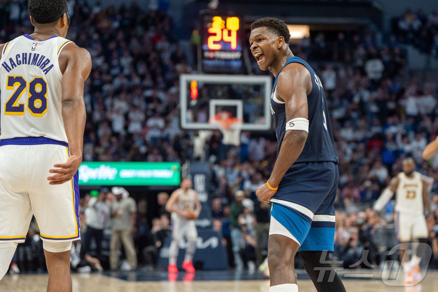 본문 이미지 - 미네소타 팀버울브스 앤서니 에드워즈(오른쪽)가 28일(한국시간) 열린 LA 레이커스와의 2024-25 NBA 플레이오프 1라운드 4차전에서 43점을 넣어 팀 승리를 이끌었다. ⓒ 로이터=뉴스1