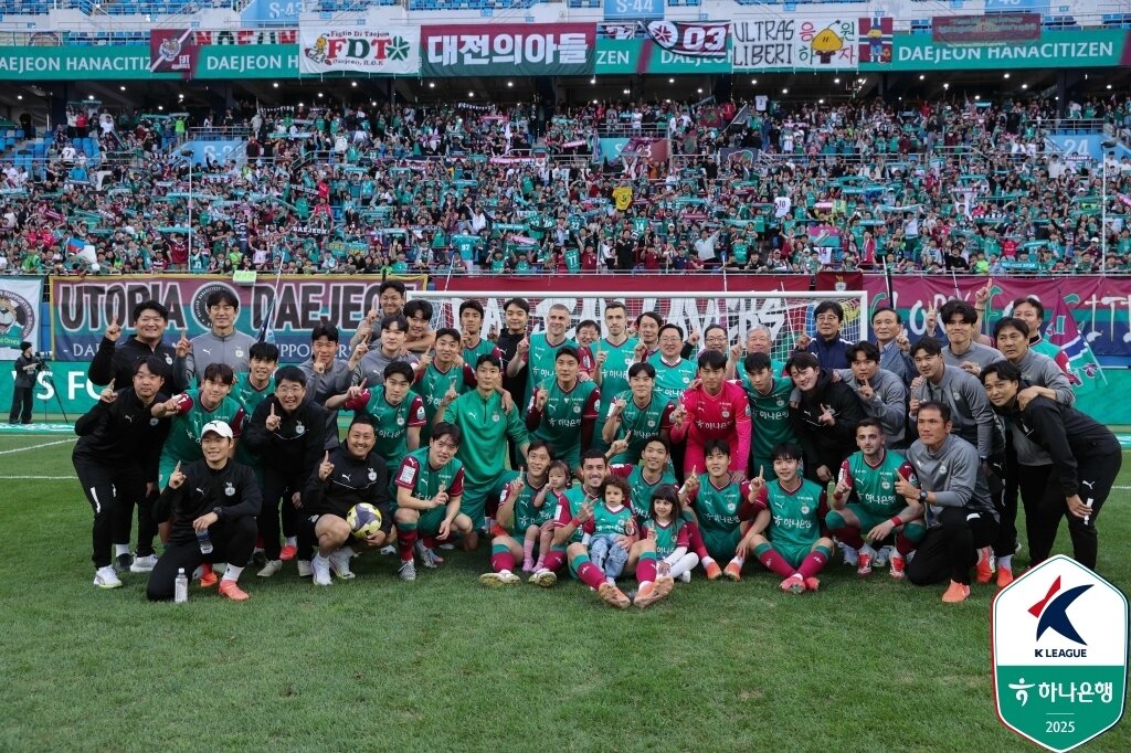 본문 이미지 - 원정보다 홈 승률이 좋지 않았던 대전이 팬들 앞에서 기분 좋게 승전고를 울렸다. (한국프로축구연맹 제공)