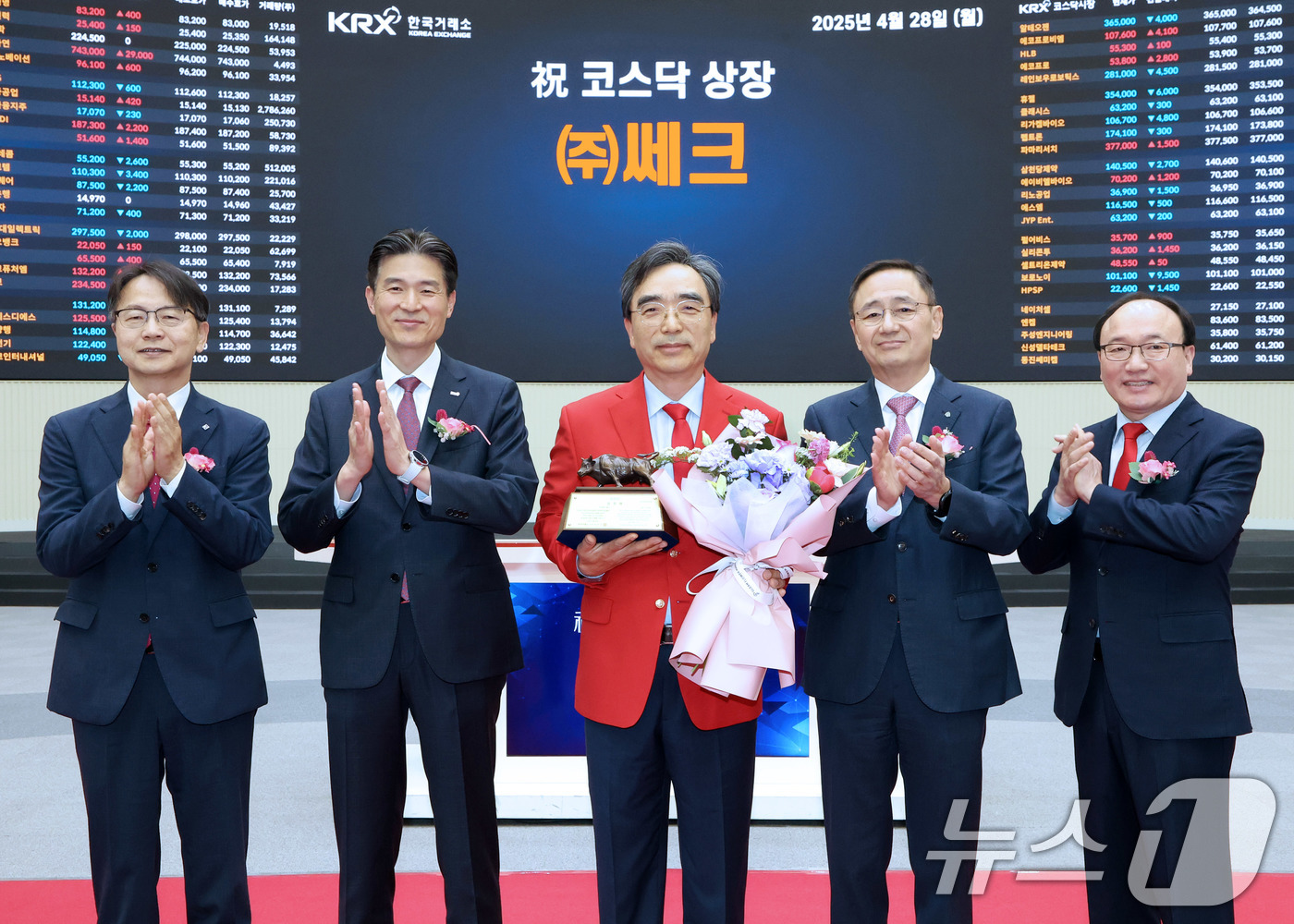(서울=뉴스1) = 28일 서울 영등포구 한국거래소에서 열린 쎄크 코스닥시장 상장 기념식에서 김대영 한국IR협의회 부회장(왼쪽부터), 민경욱 한국거래소 코스닥시장본부장, 김종현 쎄 …