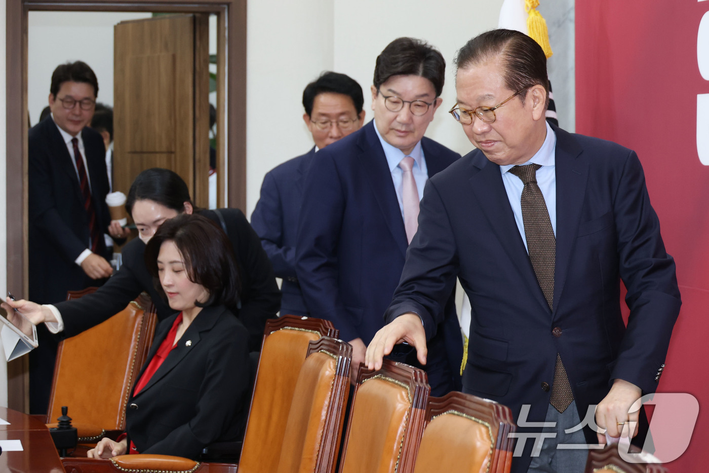 (서울=뉴스1) 이광호 기자 = 권영세 국민의힘 비상대책위원장과 권성동 원내대표가 28일 오전 서울 여의도 국회에서 열린 비상대책위원회의에 참석하고 있다. 2025.4.28/뉴스1 …