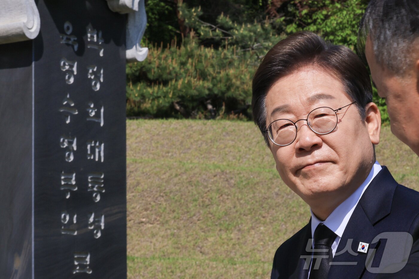 본문 이미지 - 이재명 더불어민주당 대선 후보가 28일 서울 동작구 현충원 박정희 전 대통령 묘소를 참배하고 있다. &#40;공동취재&#41; 2025.4.28/뉴스1 ⓒ News1 이재명 기자