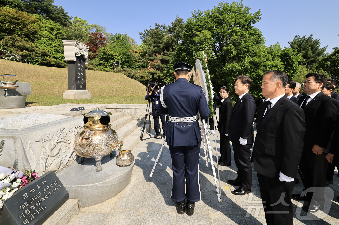 (서울=뉴스1) 이재명 기자 = 이재명 더불어민주당 대선 후보가 28일 서울 동작구 현충원 박정희 전 대통령 묘소를 참배하고 있다. (공동취재)  2025.4.28/뉴스1
