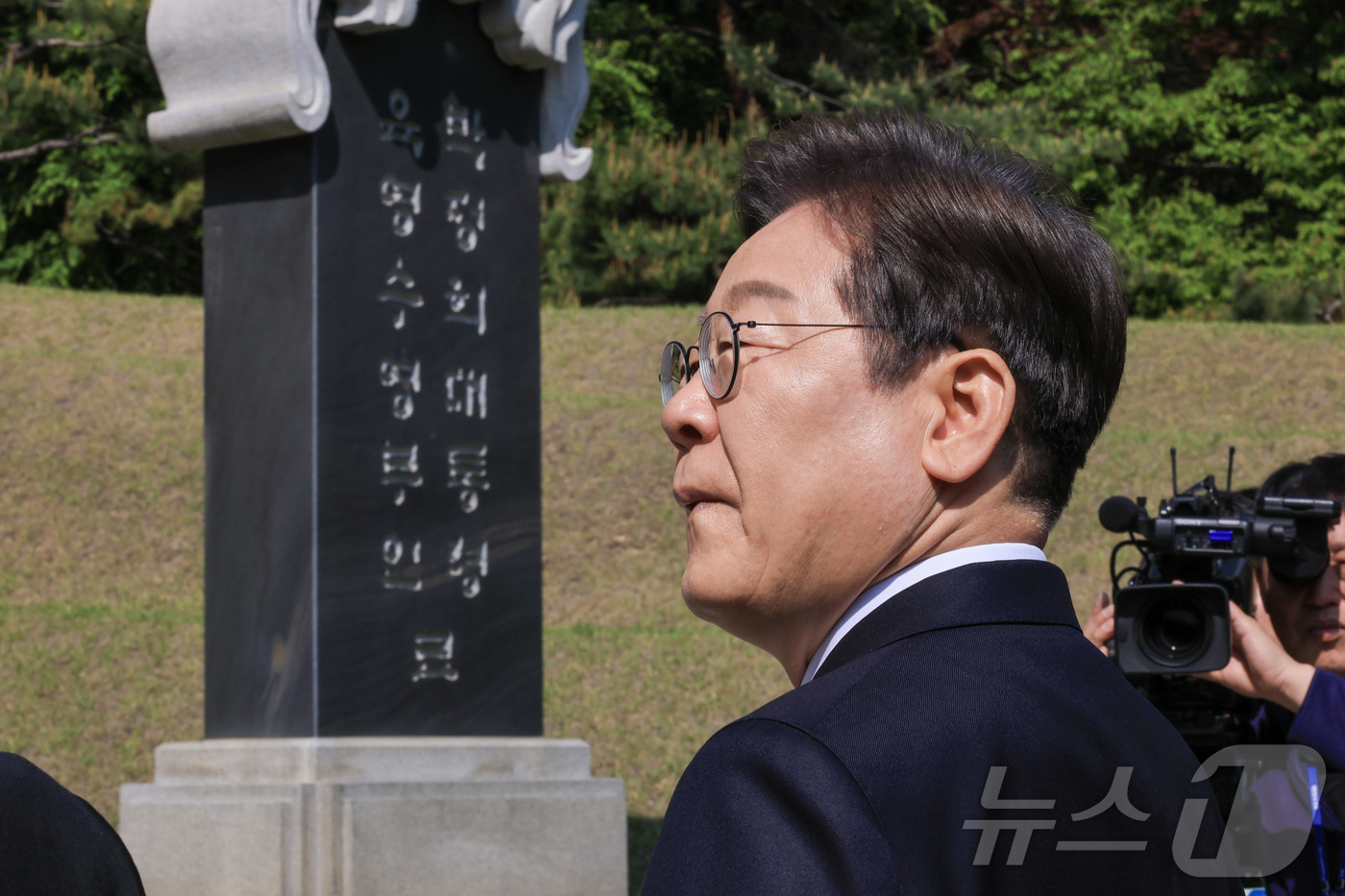 (서울=뉴스1) 이재명 기자 = 이재명 더불어민주당 대선 후보가 28일 서울 동작구 현충원 박정희 전 대통령 묘소를 참배하고 있다. (공동취재)  2025.4.28/뉴스1