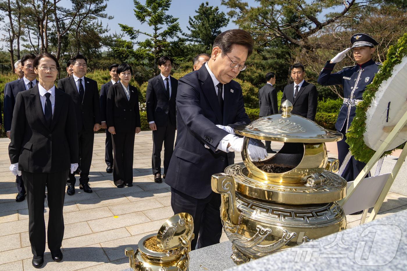 (서울=뉴스1) 이재명 기자 = 이재명 더불어민주당 제21대 대통령 선거 후보가 28일 오전 서울 동작구 국립서울현충원 김영삼 전 대통령 묘역을 찾아 참배하고 있다. (공동취재) …