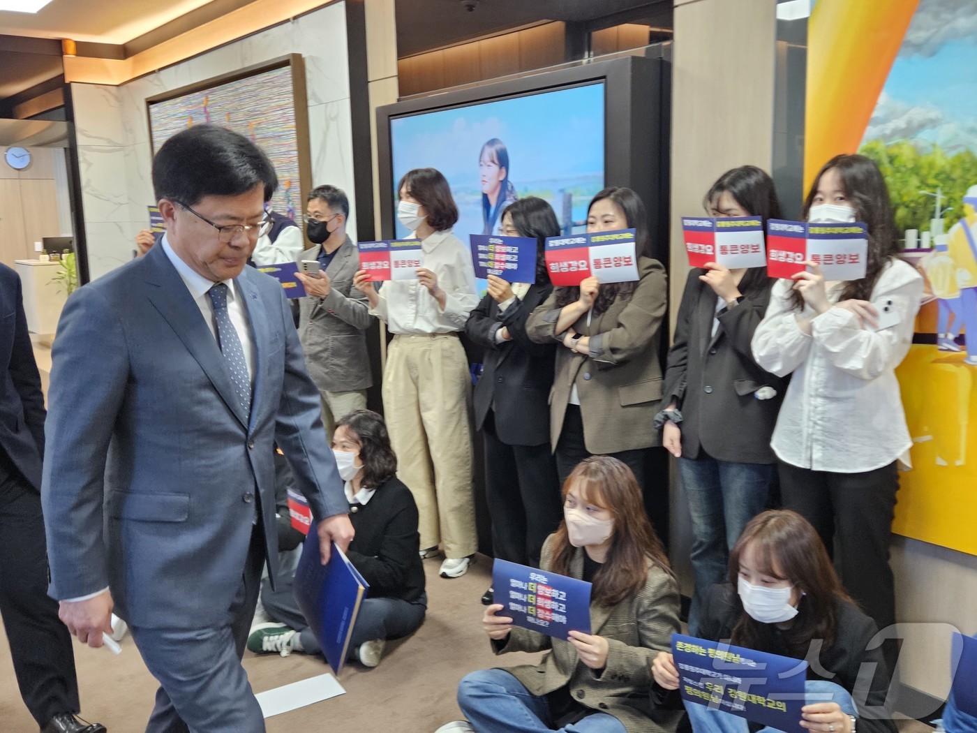 (춘천=뉴스1) 한귀섭 기자 = 정재연 강원대학교 총장이 28일 강원대 춘천캠퍼스 대학본부 3층 교무회의실에서 열리는 평의원회에 참석하기 위해 발걸음을 옮기고 있다. 이날 교직원들 …