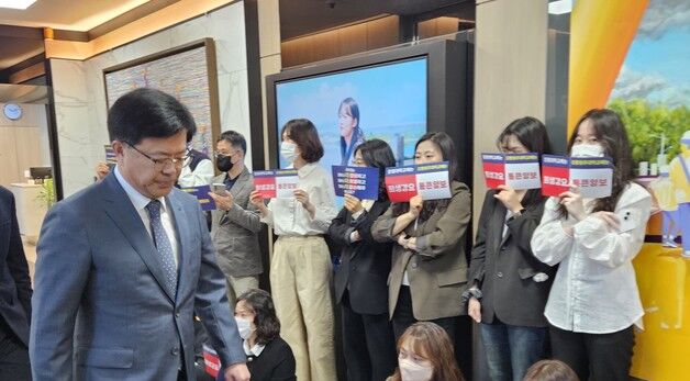 회의실 들어가는 정재연 강원대 총장