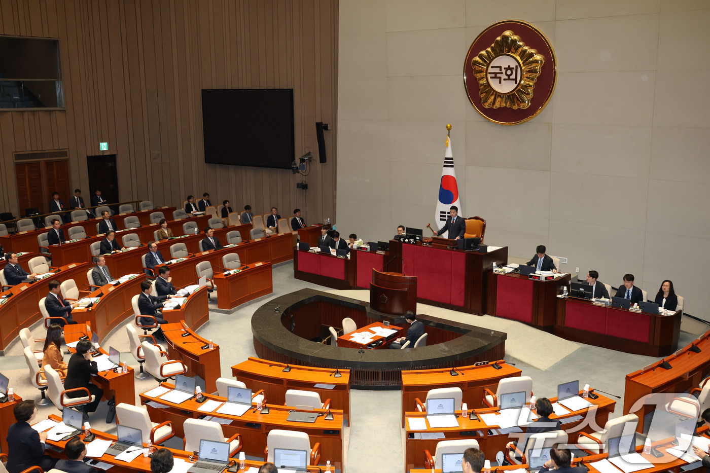 (서울=뉴스1) 이광호 기자 = 28일 오전 서울 여의도 국회에서 열린 제424회 국회(임시회) 예산결산특별위원회 전체회의에서 박정 위원장이 의사봉을 두드리고 있다.  2025.4 …