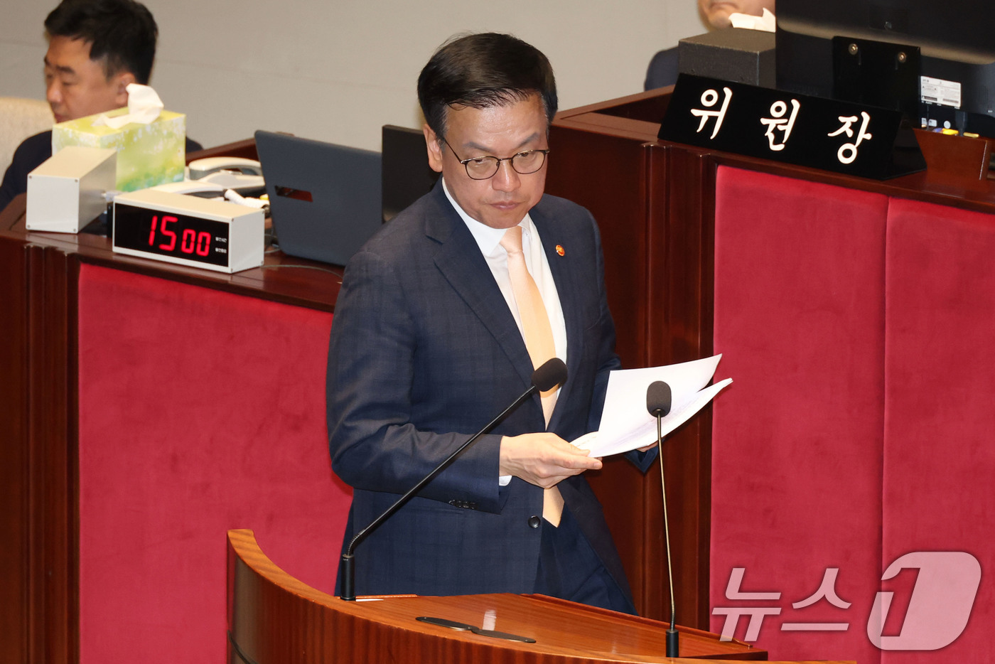 (서울=뉴스1) 이광호 기자 = 최상목 경제부총리 겸 기획재정부 장관이 28일 오전 서울 여의도 국회에서 열린 제424회 국회(임시회) 예산결산특별위원회 전체회의에 출석해 발언대로 …