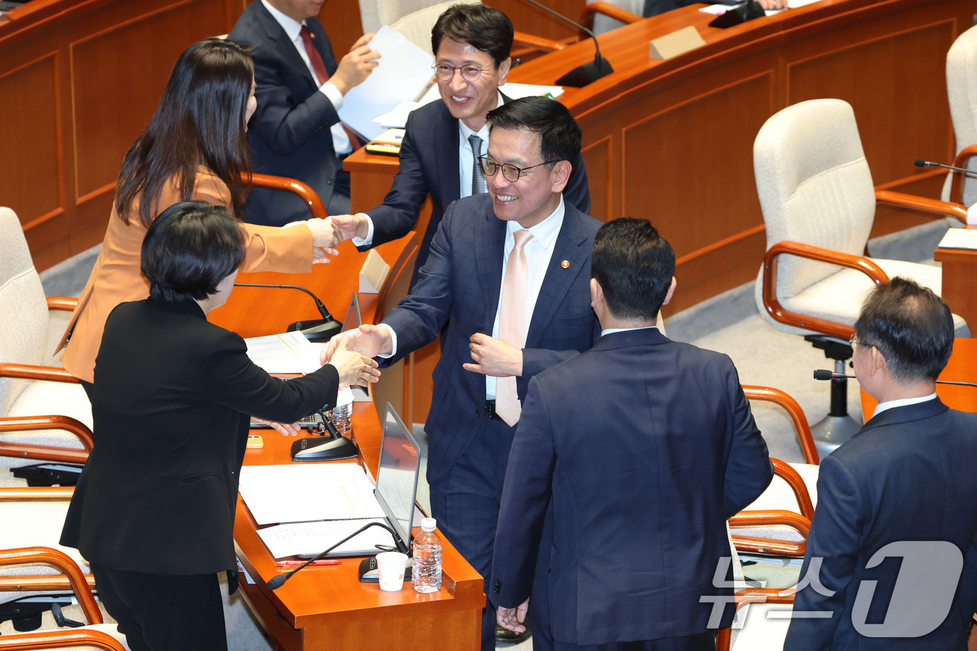(서울=뉴스1) 이광호 기자 = 최상목 경제부총리 겸 기획재정부 장관이 28일 오전 서울 여의도 국회에서 열린 제424회 국회(임시회) 예산결산특별위원회 전체회의에 출석해 의원들과 …