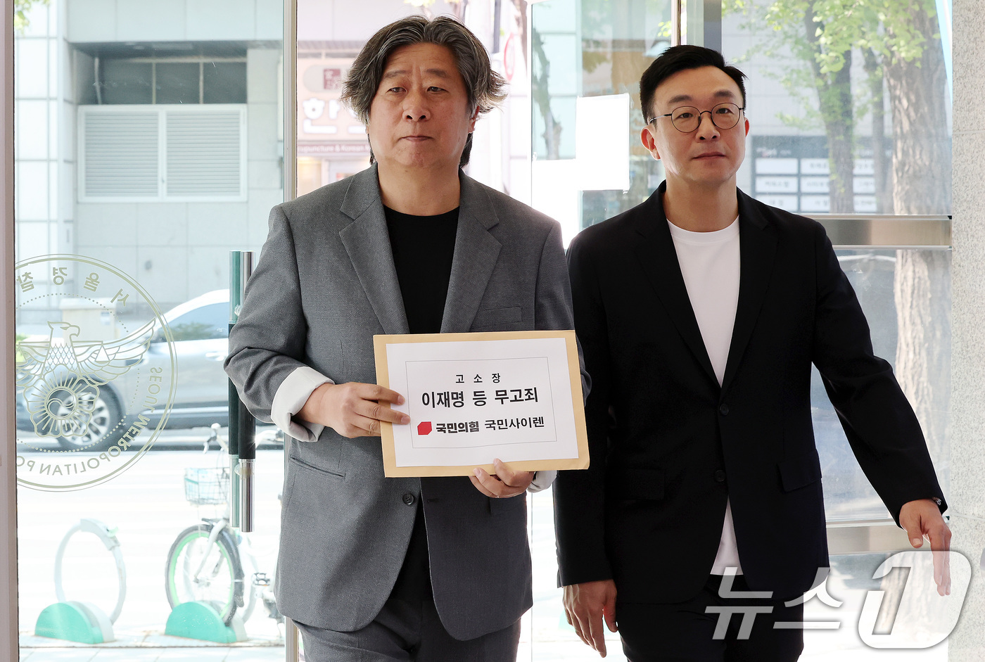 (서울=뉴스1) 이동해 기자 = 서명수 매일신문 객원 논설위원과 국민의힘 미디어법률단장이 28일 이재명 더불어민주당 대선 후보 부친의 담배수매대금 횡령 의혹을 제기한 책 '그의 운 …