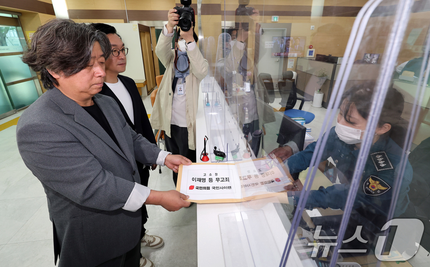 (서울=뉴스1) 이동해 기자 = 서명수 매일신문 객원 논설위원과 국민의힘 미디어법률단장이 28일 서울 종로구 서울지방경찰청 민원실에서 이재명 더불어민주당 대선 후보 부친의 담배수매 …