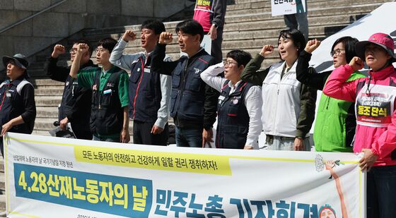 구호 외치는 민주노총 지도부
