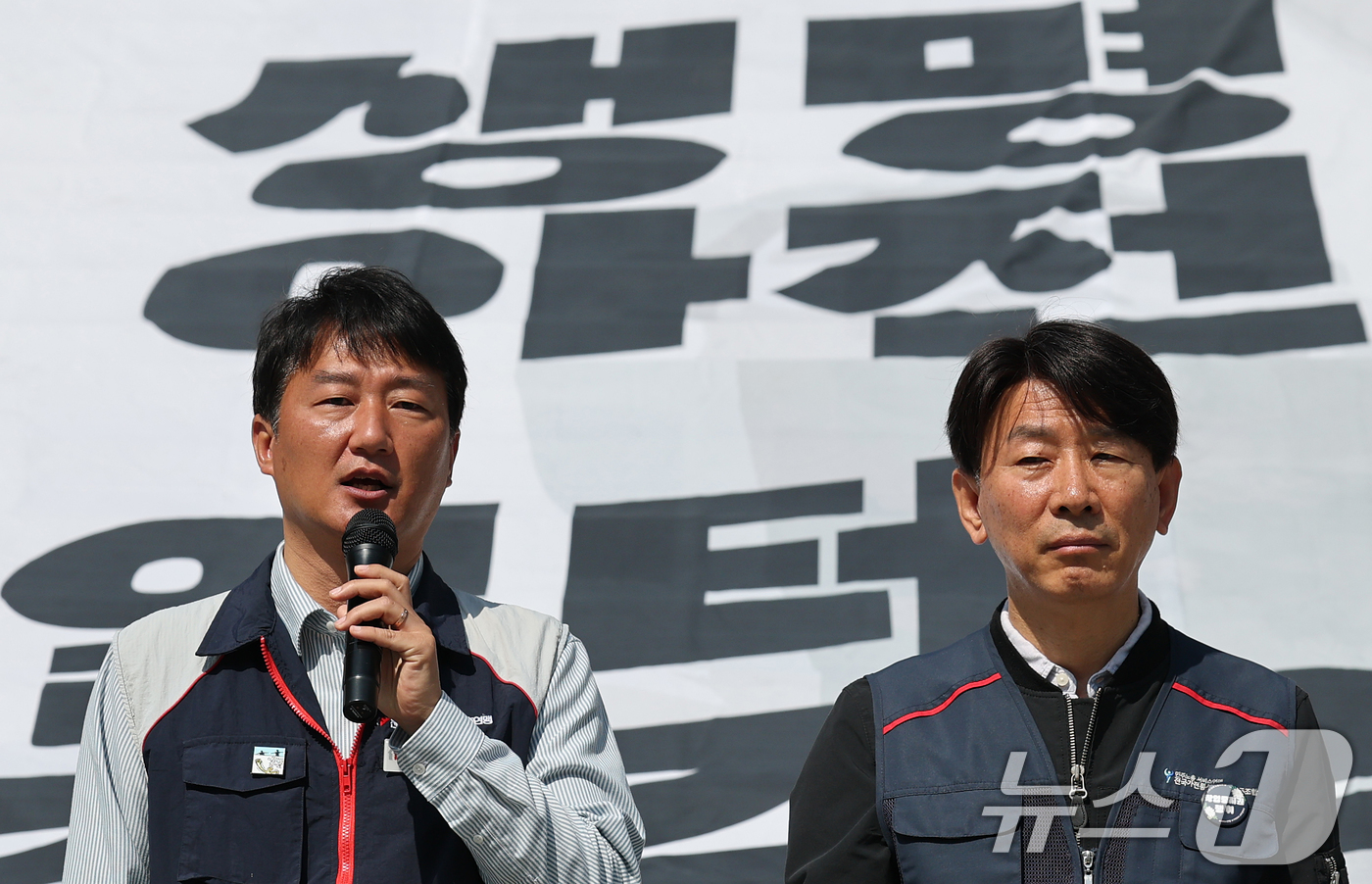 (서울=뉴스1) 오대일 기자 = 민주노총 양경수 위원장이 28일 오전 서울 종로구 세종문화회관 앞에서 열린  '4·28 세계 산재 노동자의 날' 기자회견에서 발언하고 있다.산재 노 …