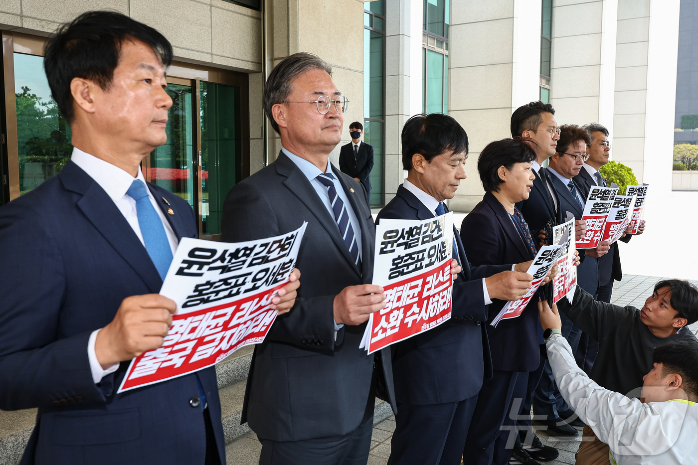 (서울=뉴스1) 김도우 기자 = 더불어민주당 명태균 게이트 진상조사단 서영교 단장을 비롯한 의원들이 28일 서울 서초구 대검찰청에서 명태균 게이트 핵심 관련자 출국금지 및 소환조사 …