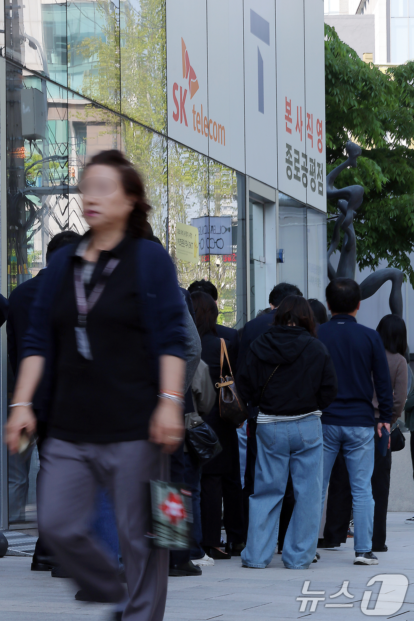 (서울=뉴스1) 박정호 기자 = 해킹 공격으로 가입자 유심 정보가 탈취된 SK텔레콤이 가입자 유심 무상 교체를 시작한 28일 오전 서울 종로구 T월드 본사 직영 매장 앞에 고객들이 …