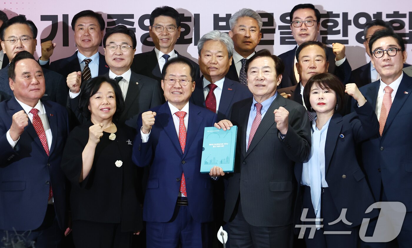 본문 이미지 - 홍준표 국민의힘 대선 경선 후보가 28일 오전 서울 여의도 중소기업중앙회에서 열린 간담회에서 김기문 중기중앙회장 등 참석자들과 기념촬영을 하고 있다. 2025.4.28/뉴스1 ⓒ News1 김민지 기자