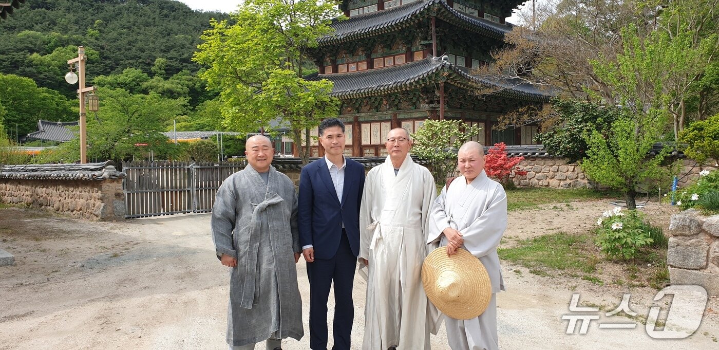 본문 이미지 - 이원택 민주당 도당위원장이 금산사에서 화평 교구장 스님과 진성 스님, 참좋은우리절 회일 스님을 비롯한 불교계 지도자들과 만나 소통의 시간을 가졌다. 시진 왼쪽부터 진성 스님, 이원택 위원장, 화평 스님, 회일 스님.(민주당제공. 재판매 및 DB금지)2025.4.28/뉴스1