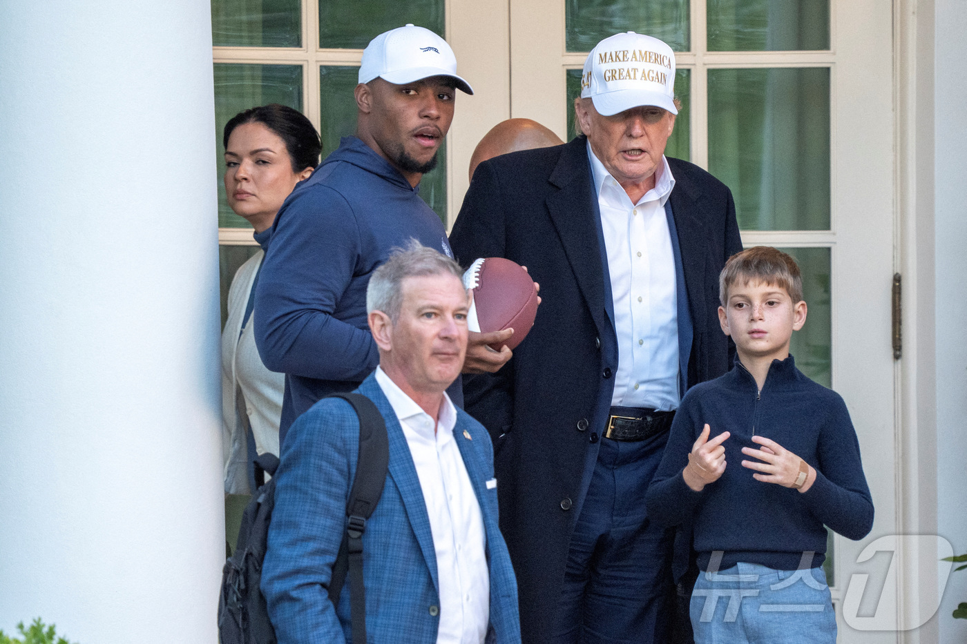 (워싱턴 로이터=뉴스1) 우동명 기자 = 도널드 트럼프 미국 대통령이 27일(현지시간) 뉴저지주 모리스타운에서 워싱턴 백악관에 도착하며 필라델피아 이글스의 미식 축구 선수 세이콴 …