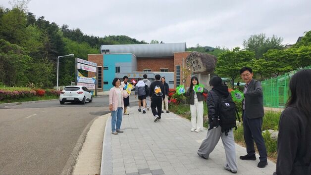 '너를 응원해·굿모닝' 속초 설악고, 아침 등교 시간 '하이파이브'