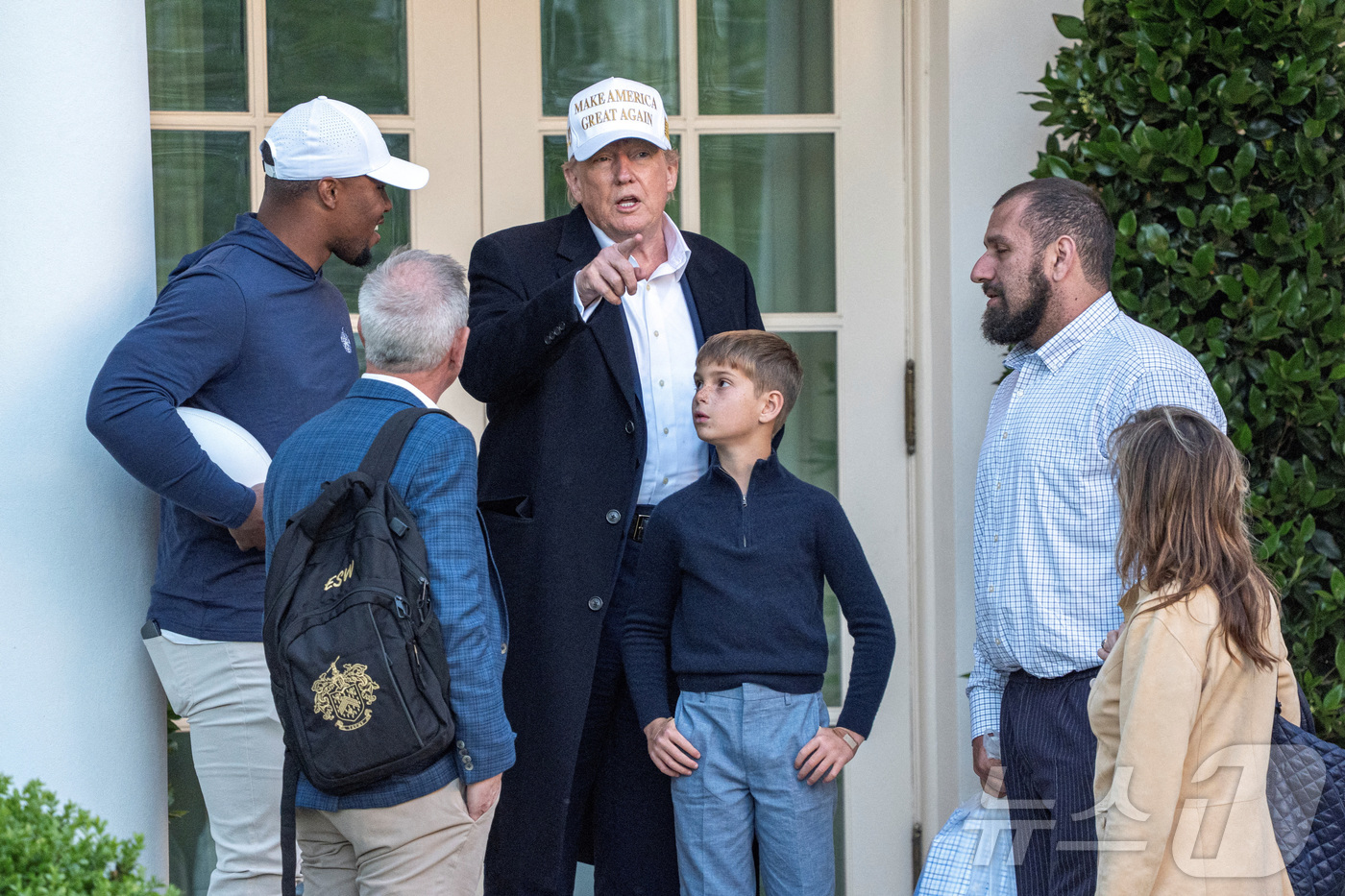 (워싱턴 로이터=뉴스1) 우동명 기자 = 도널드 트럼프 미국 대통령이 27일(현지시간) 뉴저지주 모리스타운에서 워싱턴 백악관에 도착하며 필라델피아 이글스의 미식 축구 선수 세이콴 …