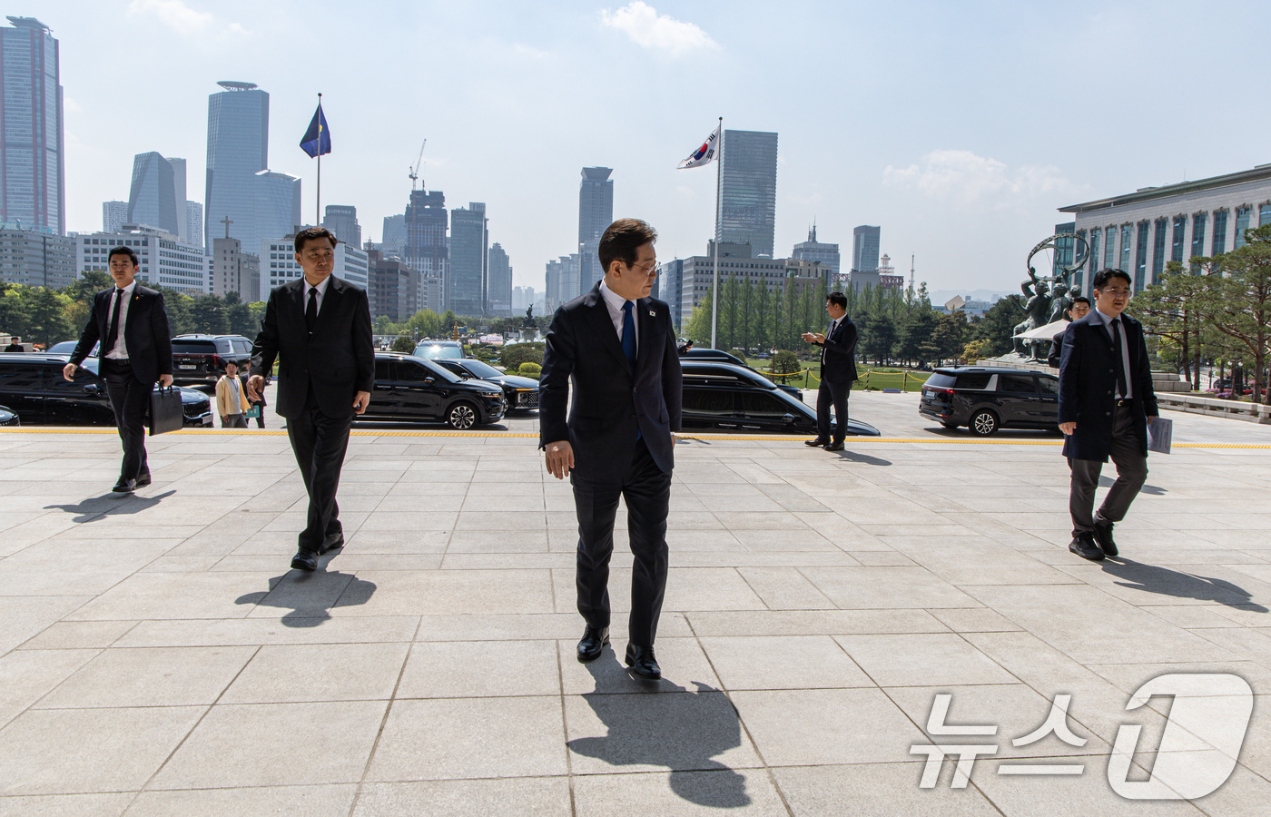 (서울=뉴스1) 이재명 기자 = 이재명 더불어민주당 대선 후보가 28일 오전 서울 여의도 국회에서 열린 최고위원회의에 참석하기 위해 본관으로 들어서고 있다.원내 제1당인 민주당이 …