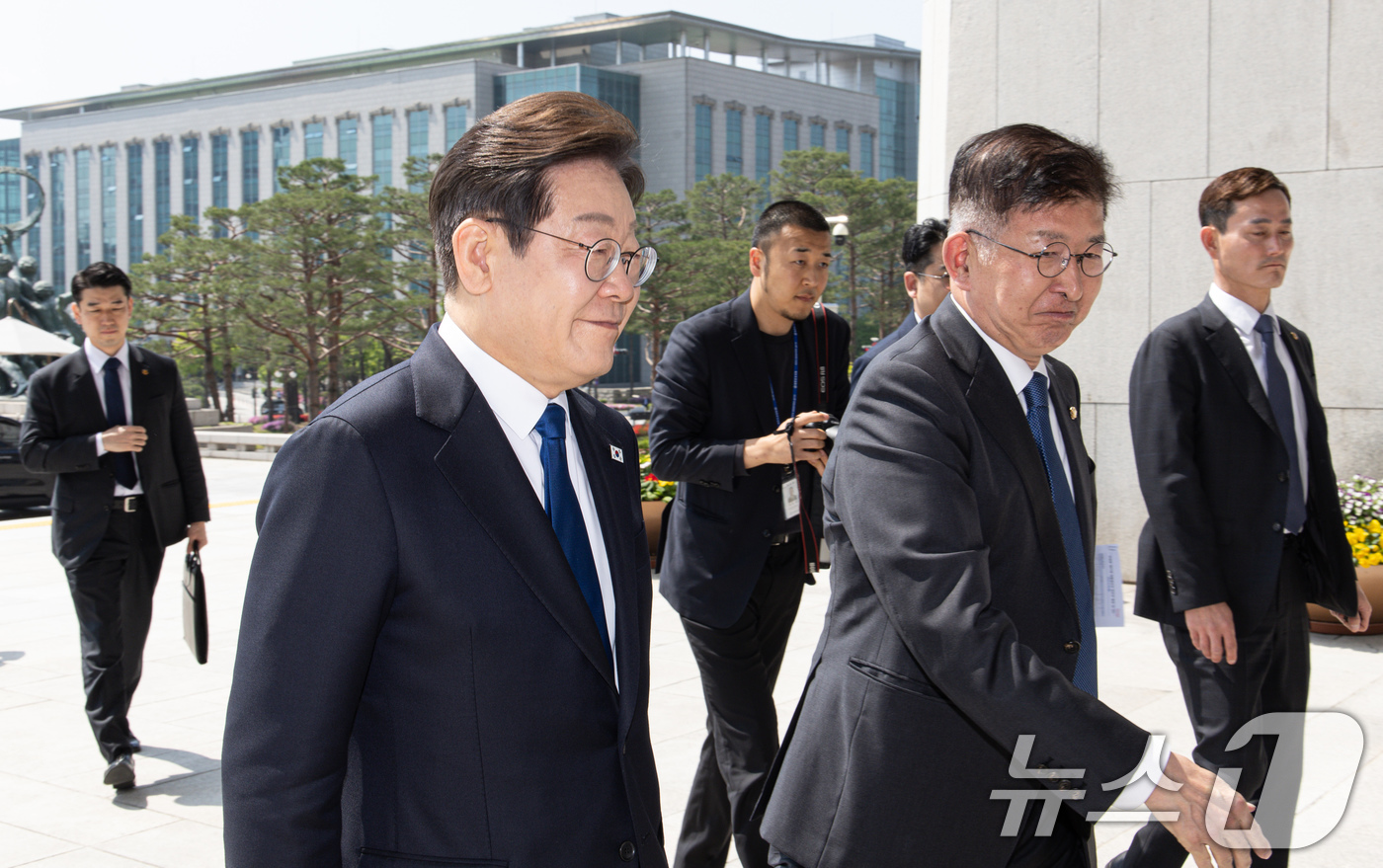 (서울=뉴스1) 이재명 기자 = 이재명 더불어민주당 대선 후보가 28일 오전 서울 여의도 국회에서 열린 최고위원회의에 참석하기 위해 본관으로 들어서고 있다.원내 제1당인 민주당이 …