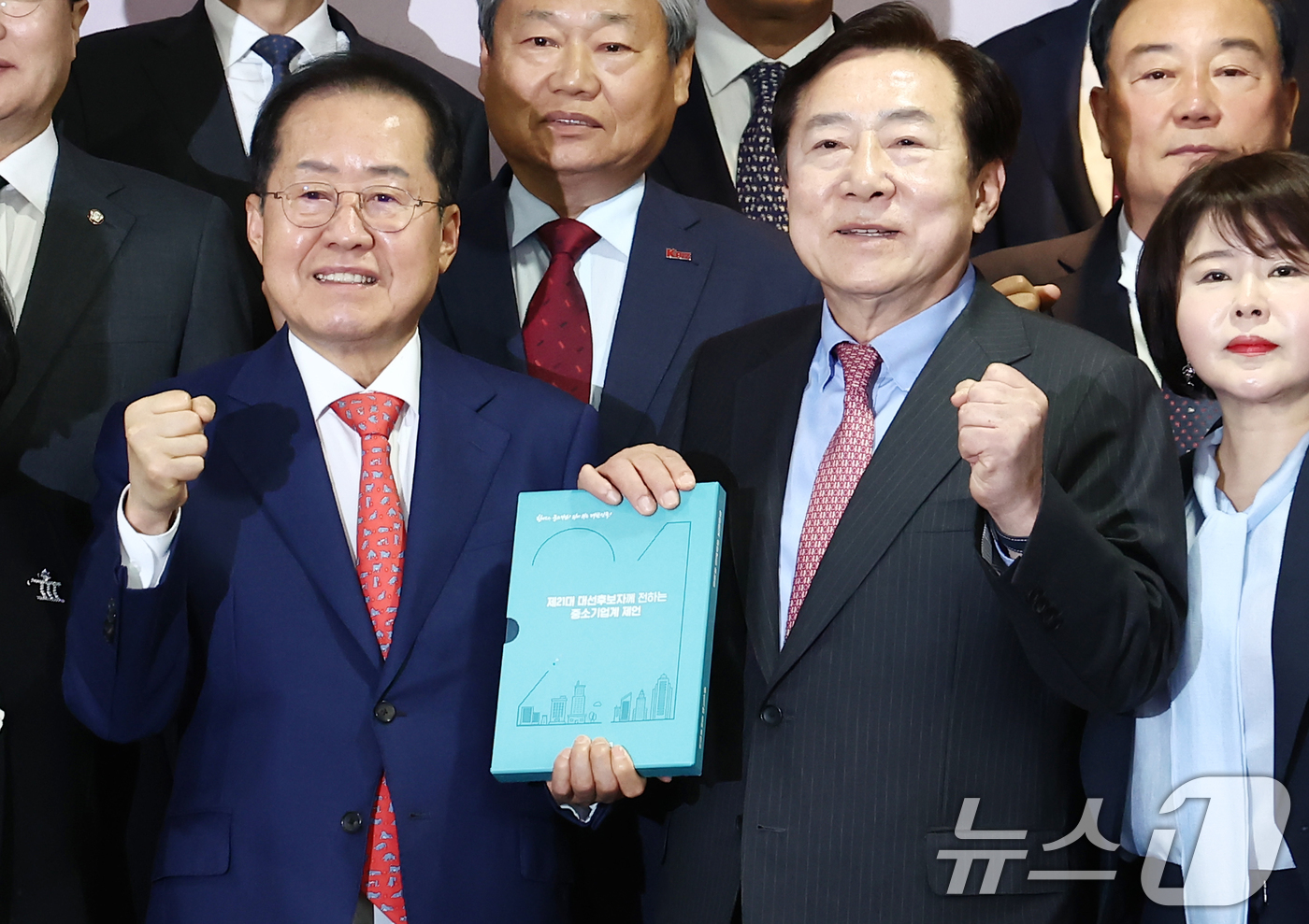 (서울=뉴스1) 김민지 기자 = 홍준표 국민의힘 대선 경선 후보와 김기문 중소기업중앙회장이 28일 오전 서울 여의도 중소기업중앙회에서 열린 간담회에서 중소기업의 건의사항이 담긴 제 …