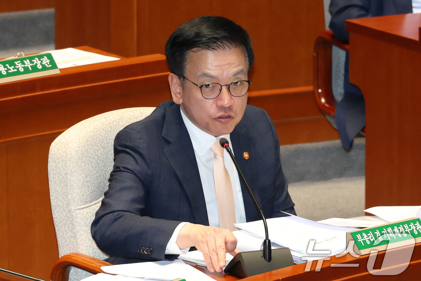 (서울=뉴스1) 이광호 기자 = 최상목 경제부총리 겸 기획재정부 장관이 28일 오전 서울 여의도 국회에서 열린 제424회 국회(임시회) 예산결산특별위원회 전체회의에 출석해 의원 질 …